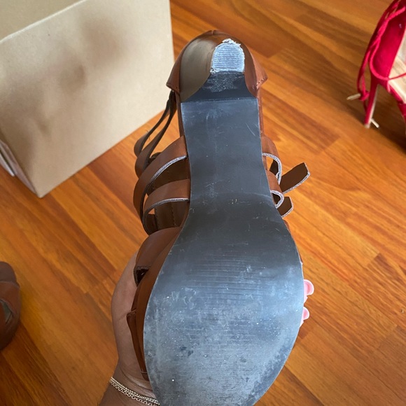 Heel/Sandal - Picture 2 of 3